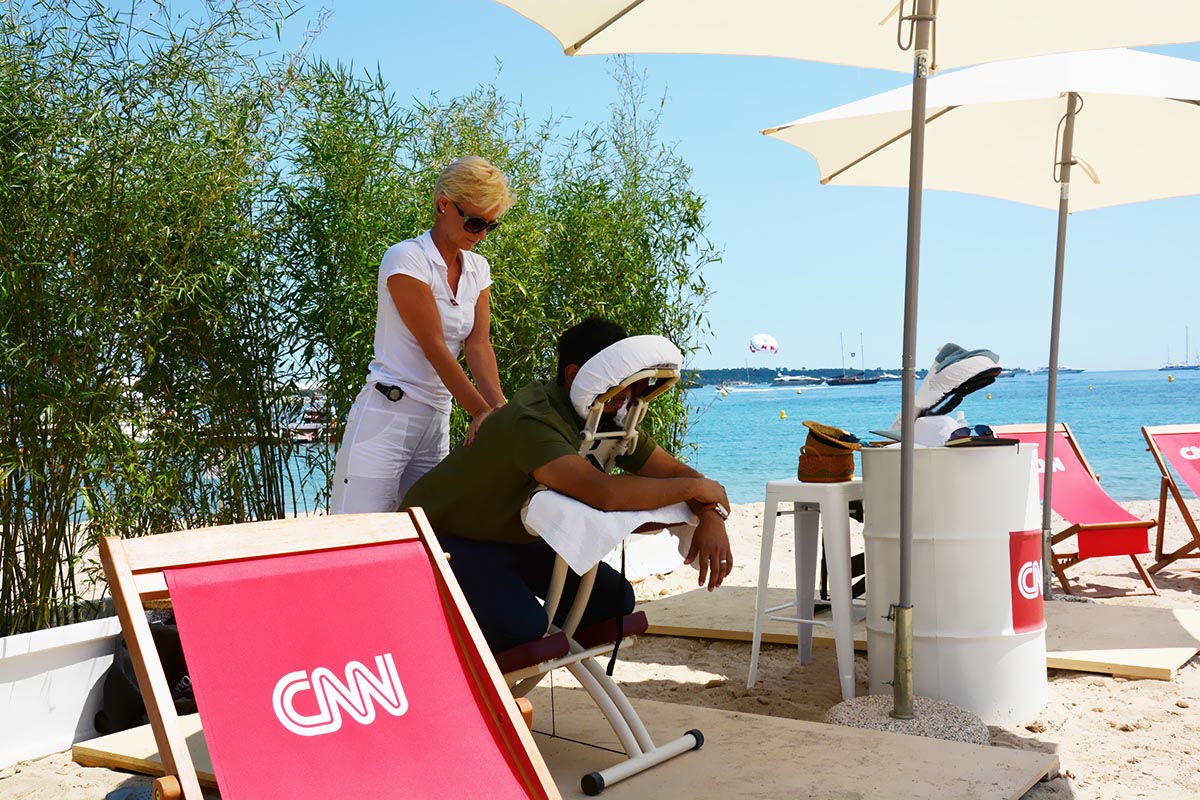 Massage sur chaise ergonomique en entreprise Cannes